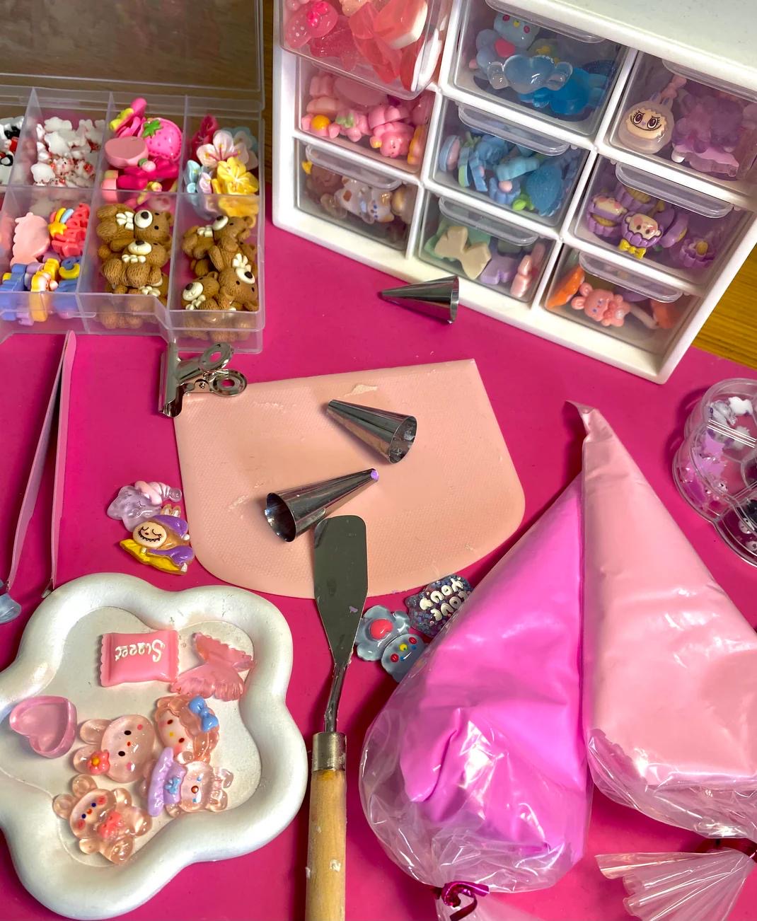 Atelier BubbleCases : fabrication artisanale d’une coque kawaii faite main, décorée avec perles et motifs colorés